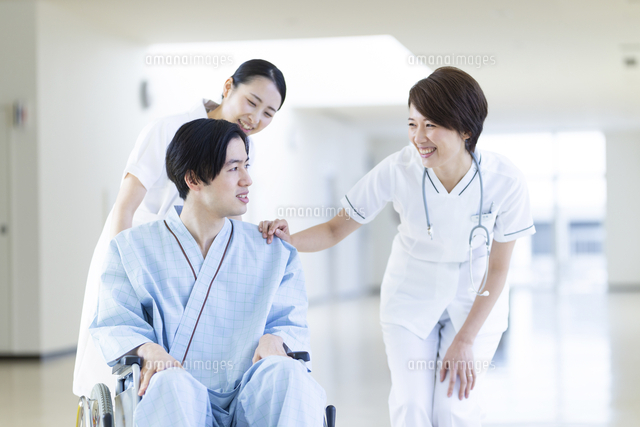 車椅子の患者と励ます医師 の写真素材 イラスト素材 アマナイメージズ