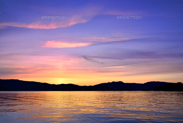 裏磐梯 檜原湖の夕焼け[10062000855]の写真・イラスト素材｜アマナ
