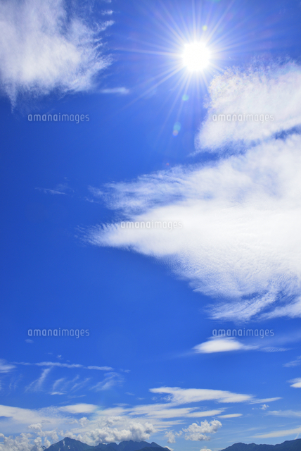 太陽と雲 雲と青空に太陽[10062001161]の写真・イラスト素材｜アマナイメージズ