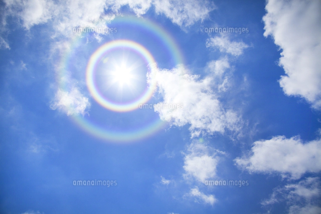 青空に浮かぶ雲と太陽、二重の虹[10066000319]の写真・イラスト素材