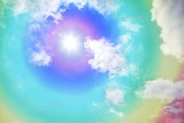 青空に浮かぶ雲と太陽、二重の虹[10066000319]の写真・イラスト素材