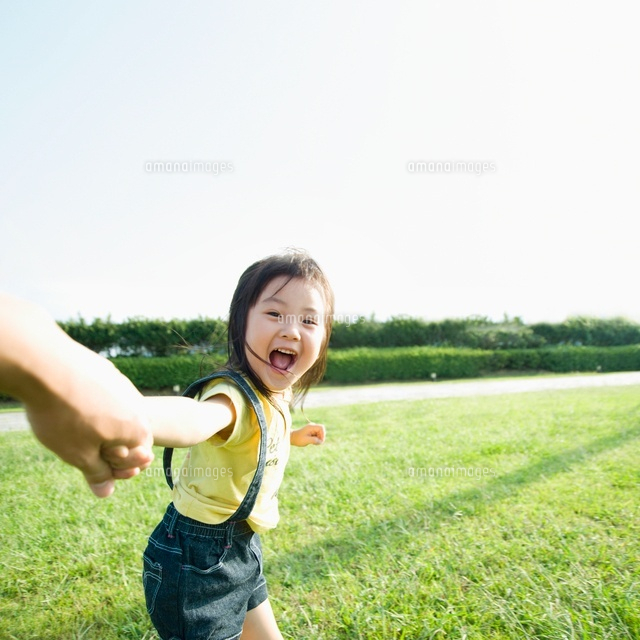 手を引っ張る女の子 の写真素材 イラスト素材 アマナイメージズ