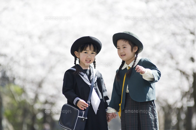 並木幼稚園　制服、帽子 桜並木で手をつないで歩く4人の幼稚園児[10112001401]の写真・イラスト