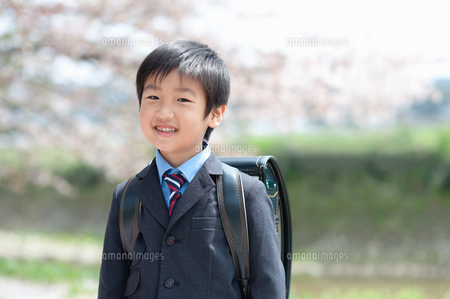 正装して笑う新一年生の男の子 の写真素材 イラスト素材 アマナイメージズ