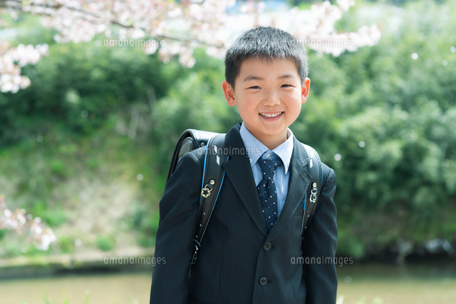 正装して笑う新一年生の男の子 の写真素材 イラスト素材 アマナイメージズ