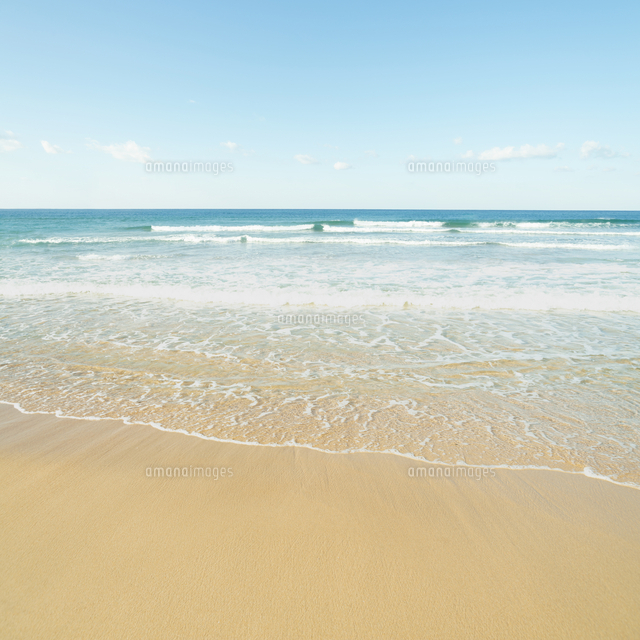 穏やかな海の波打ち際 の写真素材 イラスト素材 アマナイメージズ