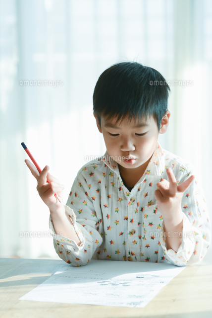 指を使って計算する小学生の男の子 の写真素材 イラスト素材 アマナイメージズ 指を使って計算する小学生の男の子 の写真素材 イラスト素材 アマナイメージズ