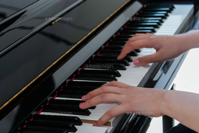 ピアノを弾く手 の写真素材 イラスト素材 アマナイメージズ ピアノを弾く手 の写真素材 イラスト素材 アマナイメージズ