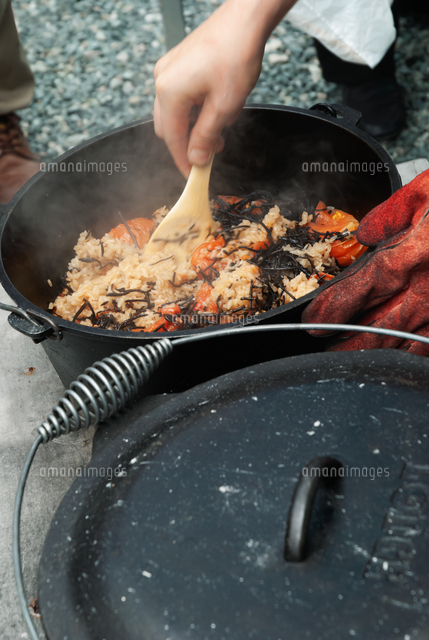 ダッチオーブンで調理された炊き込みご飯 の写真素材 イラスト素材 アマナイメージズ