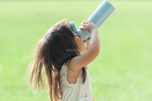 水筒で飲み物を飲む女の子 の写真素材 イラスト素材 アマナイメージズ
