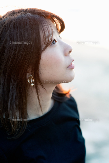 空を見上げる女性の横顔[10112002962]の写真・イラスト素材｜アマナ