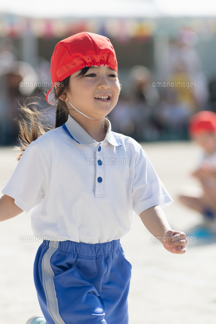 運動会でかけっこする園児 の写真素材 イラスト素材 アマナイメージズ