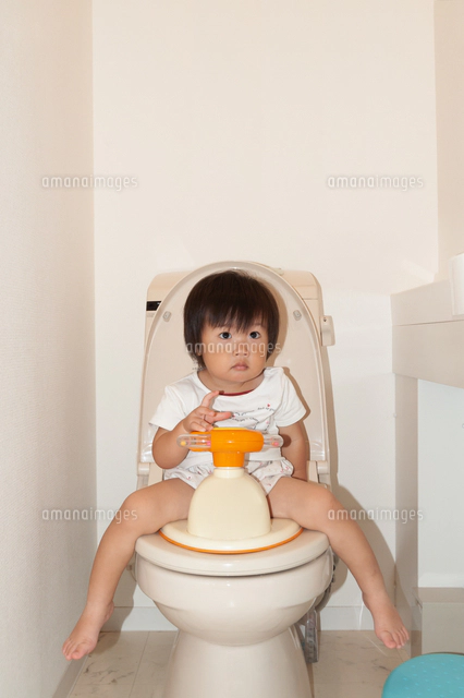 トイレトレーニングの写真素材 ストックフォト アマナイメージズ