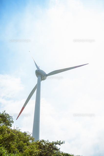 青空と風力発電機 の写真素材 イラスト素材 アマナイメージズ