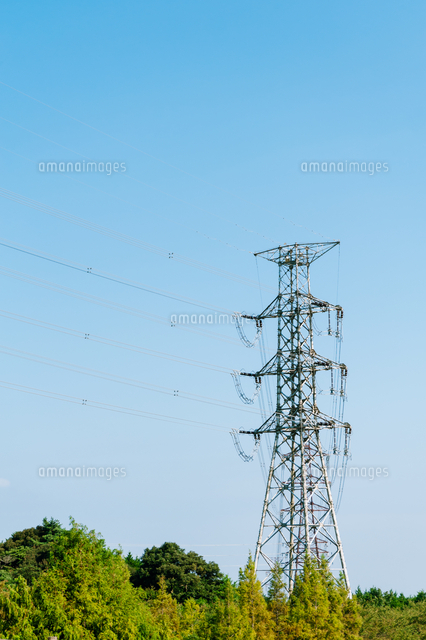 山を渡る電線と鉄塔 の写真素材 イラスト素材 アマナイメージズ