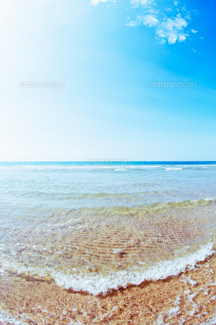 打ち寄せる波と青空 の写真素材 イラスト素材 アマナイメージズ