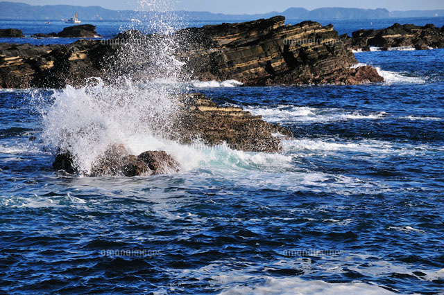 岩と波飛沫 の写真素材 イラスト素材 アマナイメージズ