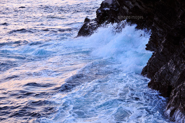岩と波飛沫 の写真素材 イラスト素材 アマナイメージズ