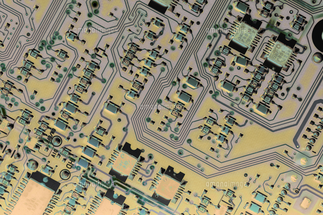 デジタル彩色されたプリント基板の集積回路と配線 の写真素材 イラスト素材 アマナイメージズ