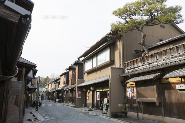 京都上七軒の町並み の写真素材 イラスト素材 アマナイメージズ