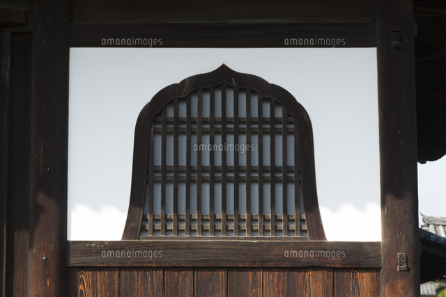 建仁寺法堂の花頭窓 の写真素材 イラスト素材 アマナイメージズ