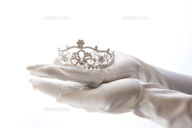 ティアラを持つ新婦 の写真素材 イラスト素材 アマナイメージズ