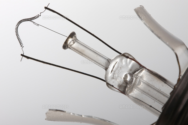 割れた電球 の写真素材 イラスト素材 アマナイメージズ