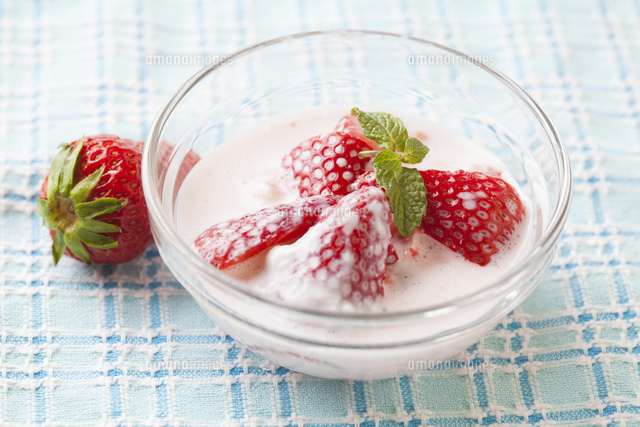 いちごヨーグルト の写真素材 イラスト素材 アマナイメージズ