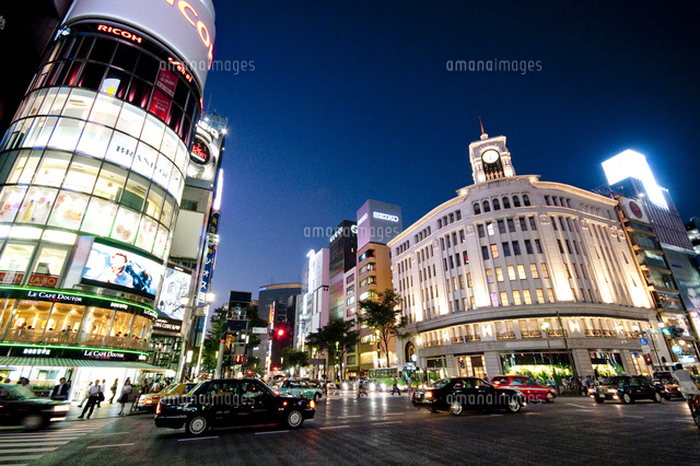 夜の銀座四丁目 の写真素材 イラスト素材 アマナイメージズ