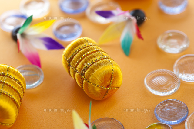 ミニチュアの米俵と羽子板の羽根とおはじき の写真素材 イラスト素材 アマナイメージズ