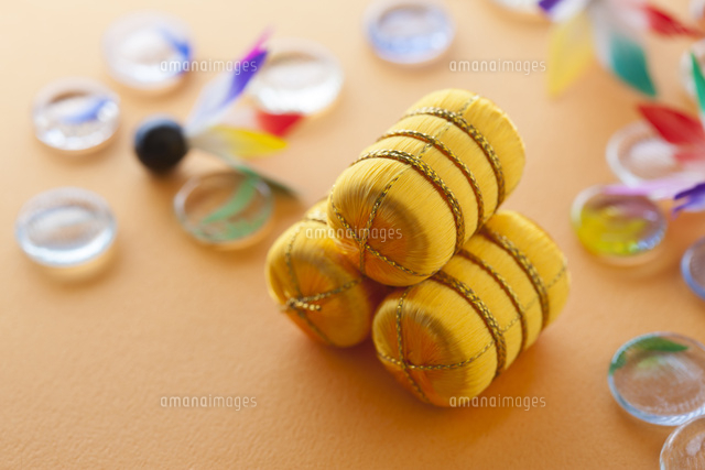 ミニチュアの米俵と羽子板の羽根とおはじき の写真素材 イラスト素材 アマナイメージズ