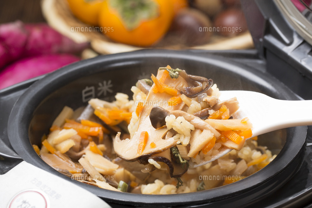 炊飯器の松茸ご飯 の写真素材 イラスト素材 アマナイメージズ