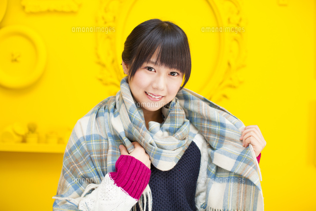 ストールを巻いた女の子 の写真素材 イラスト素材 アマナイメージズ ストールを巻いた女の子 の写真素材 イラスト素材 アマナイメージズ