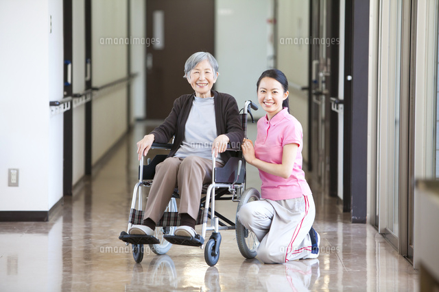 介護士さんと車椅子に乗ったおばあちゃん の写真素材 イラスト素材 アマナイメージズ