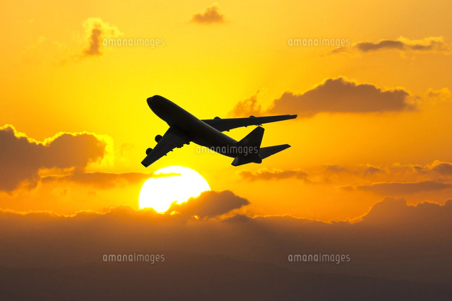 飛行機と虹夕焼け空[10131025107]の写真・イラスト素材｜アマナイメージズ