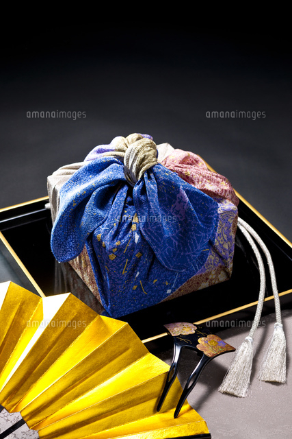 風呂敷包みの贈り物と和小物 の写真素材 イラスト素材 アマナイメージズ