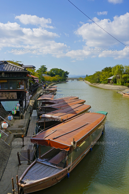 宇治川と鵜飼い舟 の写真素材 イラスト素材 アマナイメージズ