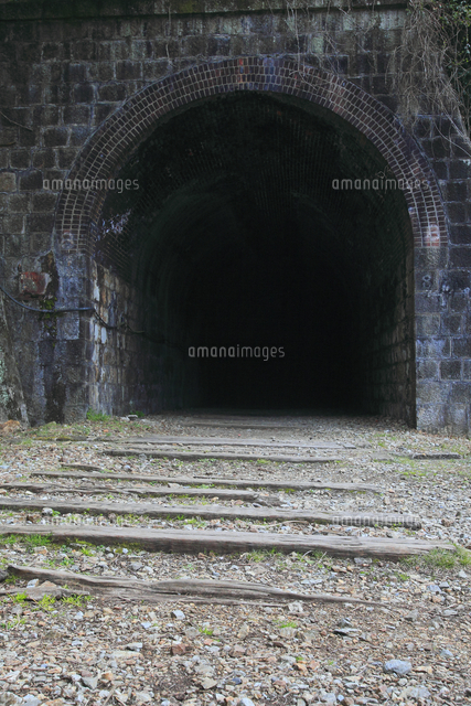 廃線のトンネルと枕木 の写真素材 イラスト素材 アマナイメージズ