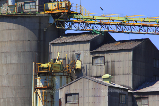 工場のベルトコンベアー の写真素材 イラスト素材 アマナイメージズ