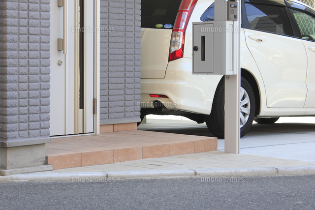 住宅の玄関とカーポート の写真素材 イラスト素材 アマナイメージズ