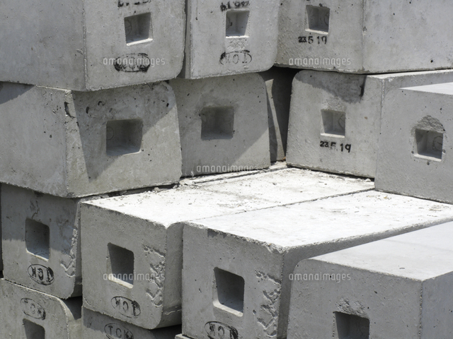 歩道工事のコンクリートの縁石 の写真素材 イラスト素材 アマナイメージズ