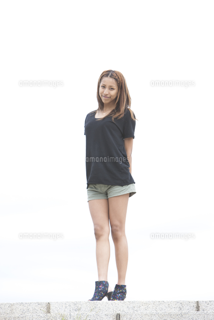 微笑む女性の全身 の写真素材 イラスト素材 アマナイメージズ
