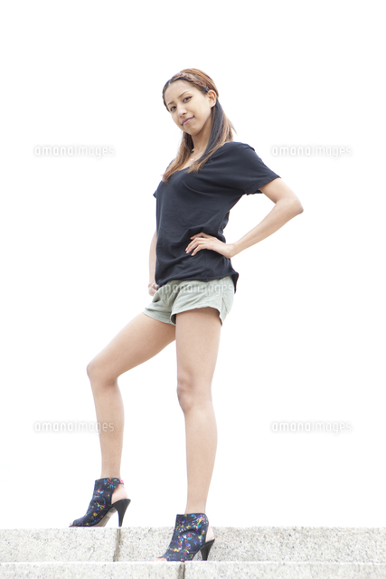 女性の全身 の写真素材 イラスト素材 アマナイメージズ