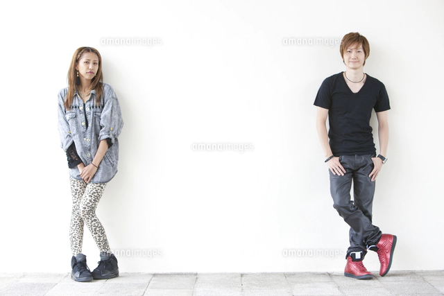 よりかかる 全身の写真素材 ストックフォト アマナイメージズ