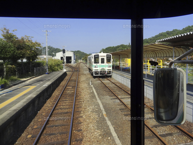 信楽高原鉄道のレールと車両 の写真素材 イラスト素材 アマナイメージズ