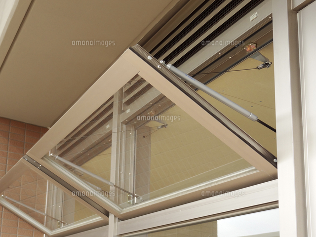 オフィスの排煙窓 の写真素材 イラスト素材 アマナイメージズ