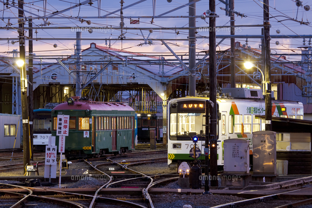夜の阪堺電車車庫 の写真素材 イラスト素材 アマナイメージズ
