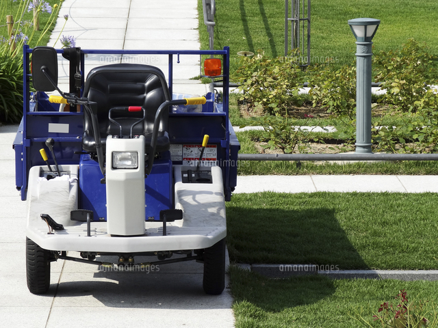 公園の掃除道具の運搬車 の写真素材 イラスト素材 アマナイメージズ