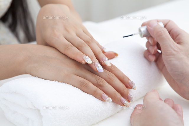 ネイルサロンの風景 の写真素材 イラスト素材 アマナイメージズ