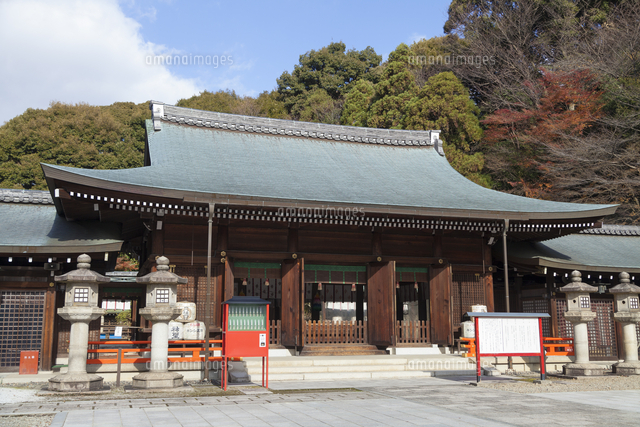 京都霊山護国神社の本殿 の写真素材 イラスト素材 アマナイメージズ